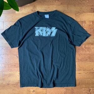 Kiss Tee